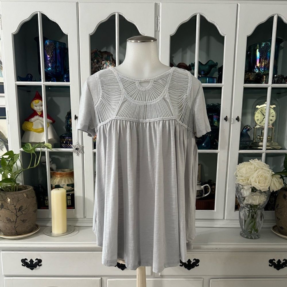 Anama Light Gray Flowy Short Sleeve Top Size Small
